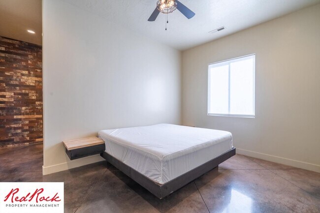 Building Photo - 4 Bedroom Luxury Home Near Sand Hollow