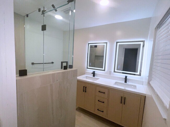 Building Photo - 1260 Manor Dr