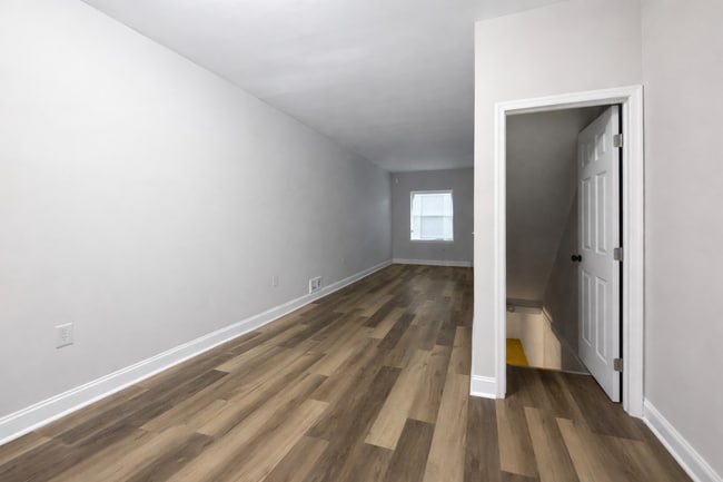 Building Photo - Renovated 3BR Rowhome with Central AC & Fenced Yard