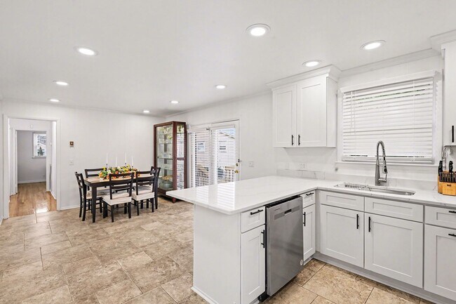 Building Photo - 3 Bedroom, 2 Bath, 2-car garage-