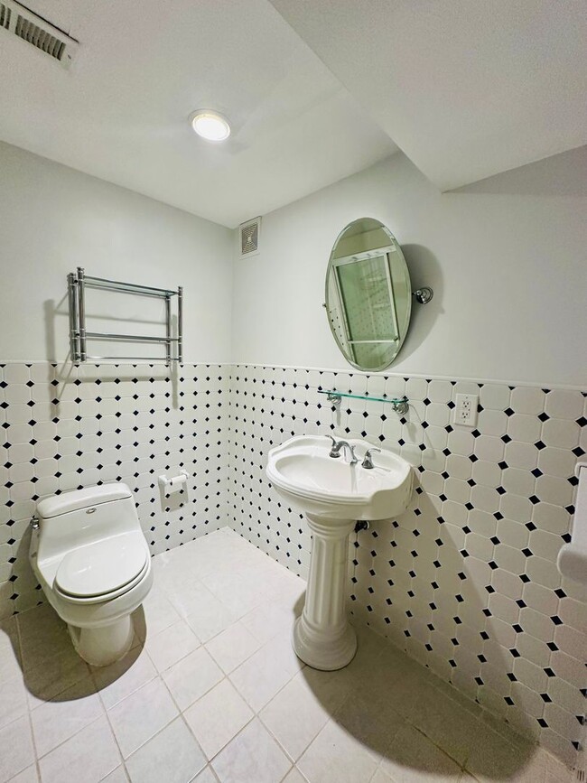 Building Photo - {13040} Spacious Cherry Creek Home + First...
