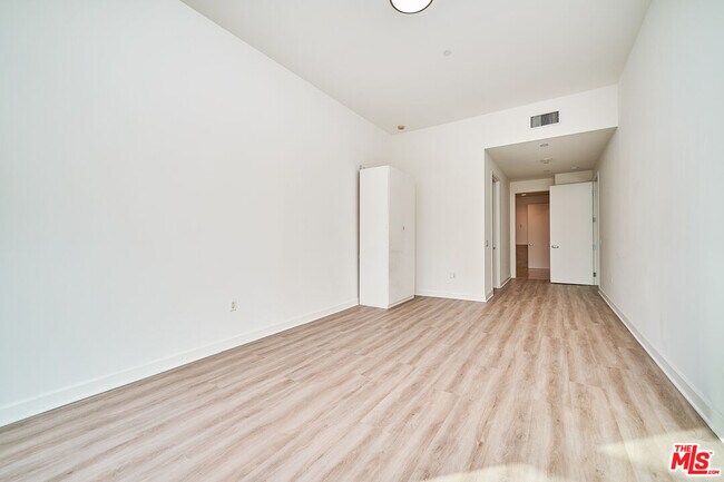 Building Photo - 3223 W 6th St