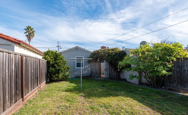 Building Photo - Charming Home | Near W. Cliff Drive & Ligh...