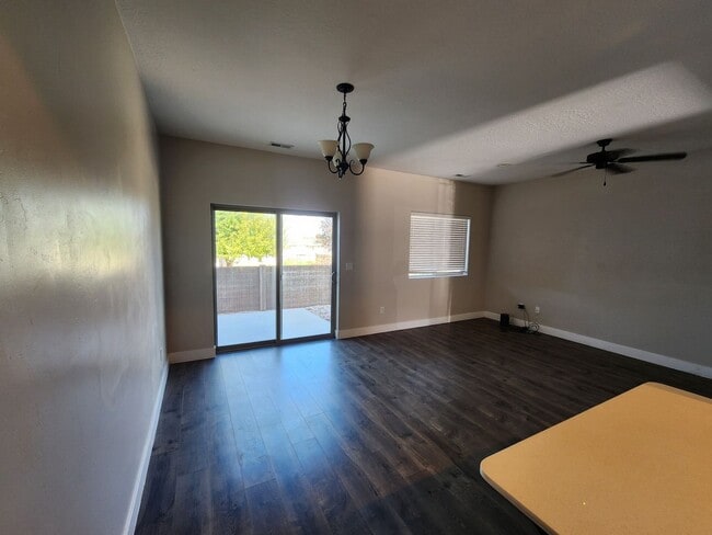 Building Photo - Charming Townhome
