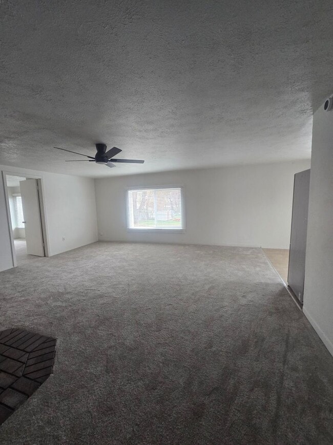 Building Photo - 2 bed 1 bath Recently Remodeled