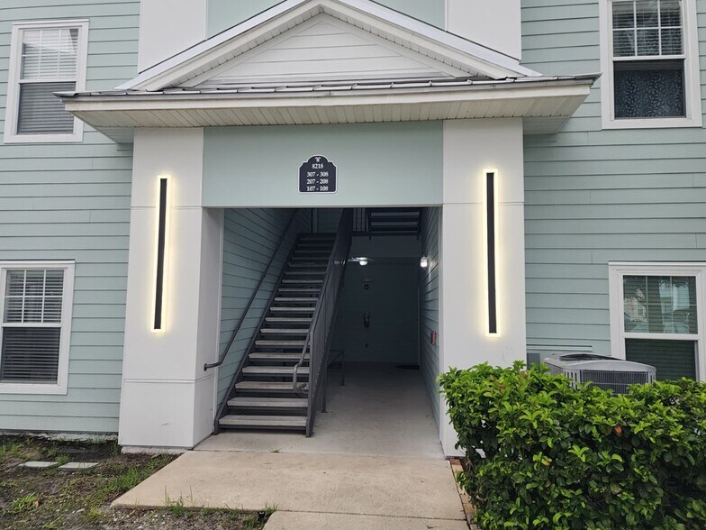 Building Photo - 8218 Green Parrot Rd