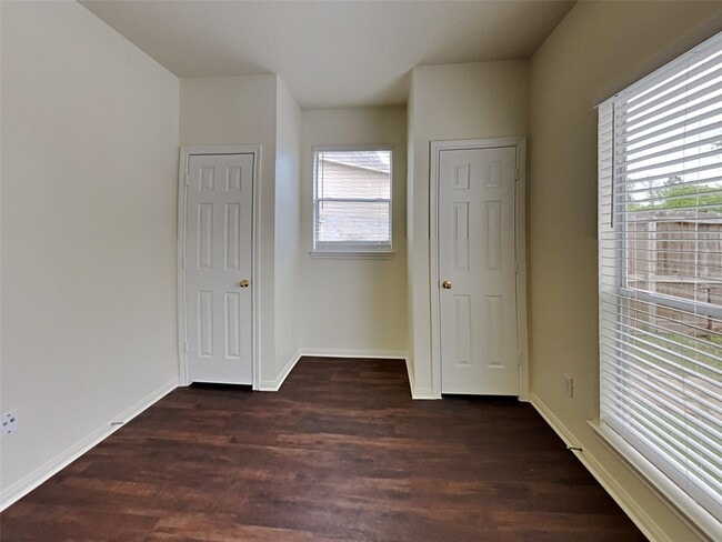 Building Photo - 534 Starkstone Ct