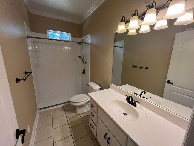 Building Photo - 607 Castle Dr