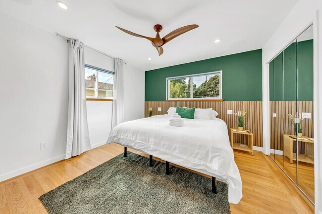 Building Photo - 6836 S Land Park Dr