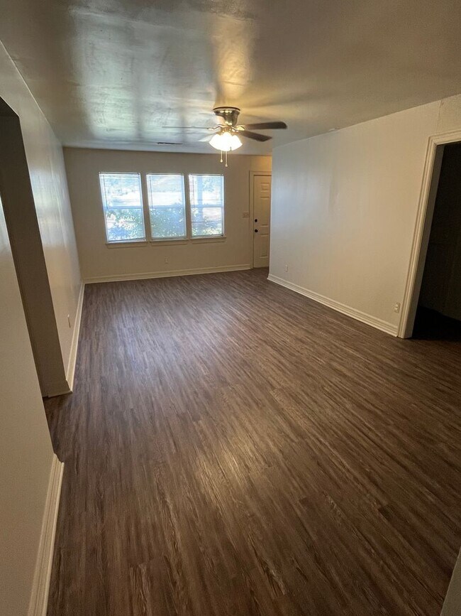 Building Photo - WALKING DISTANCE TO THE U OF A & FAYETTEVILLE HIGH SCHOOL!!!