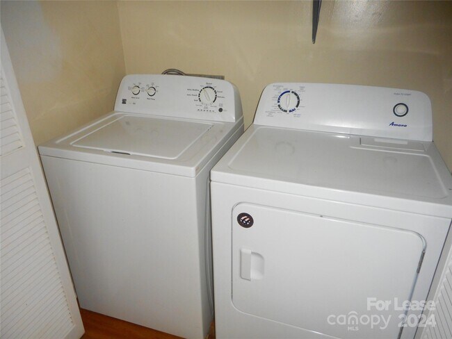 Building Photo - 10921 Hunter Trail Ln