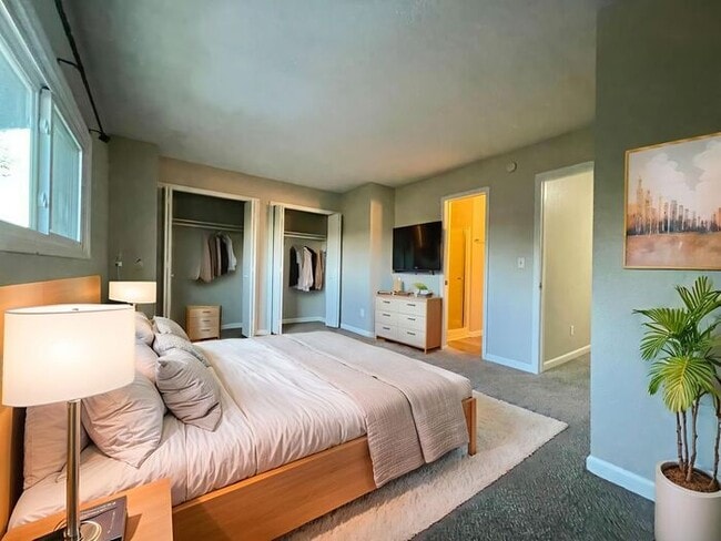 Building Photo - Spacious 3-bedroom, 2.5-bathroom Townhome