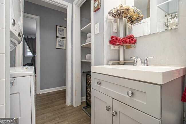 Building Photo - 127 Ruzelle Dr SE