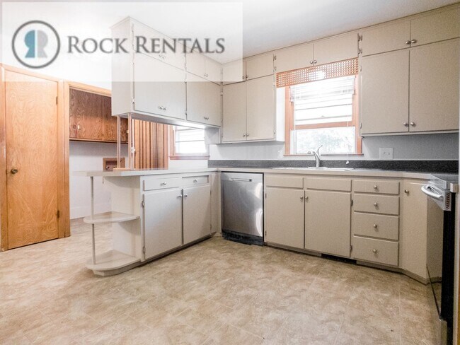 Building Photo - 4 Bed 2 Bath in Arlington