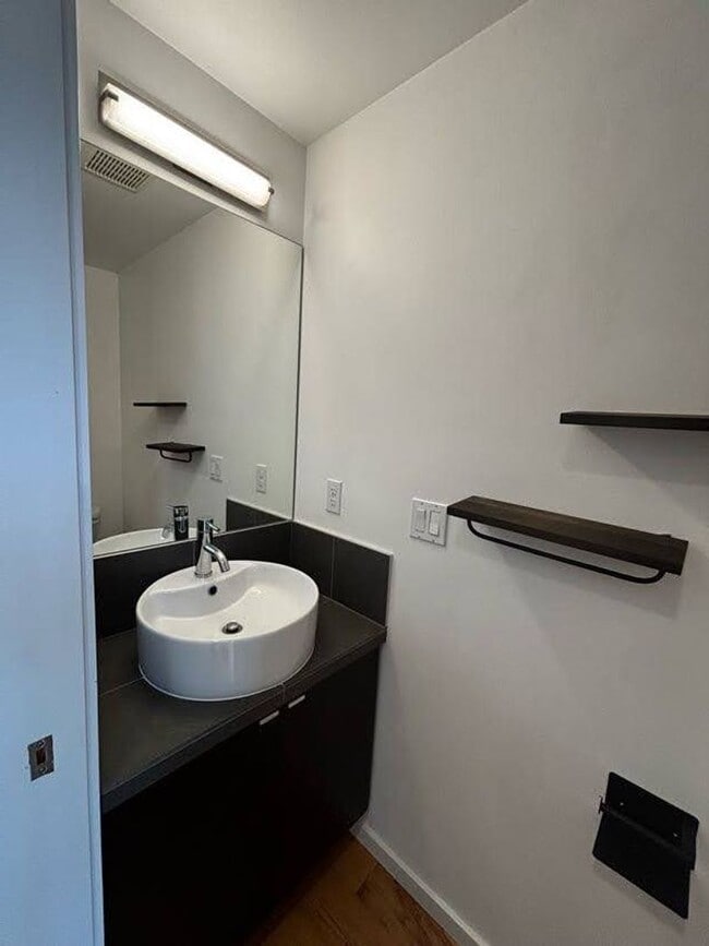 Building Photo - Modern Townhome For Lease Near Columbia City | 2 Bed | 2.5 Bath | A/C | Covered Parking