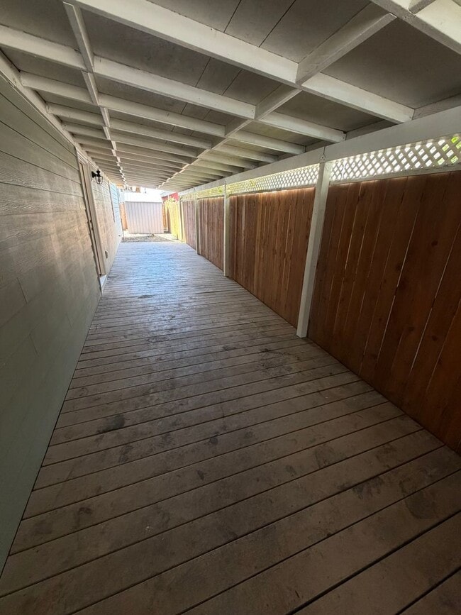Building Photo - Beautiful 2 Bedroom on a Large Corner Lot!