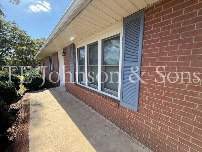 Building Photo - Three bedroom House with Large Lot in Country Setting