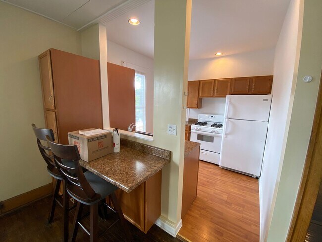 Building Photo - E Woodruff Ave 66-68 RGI