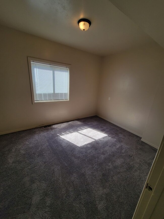 Building Photo - Sweet Two Bedroom Home Minutes from Downto...