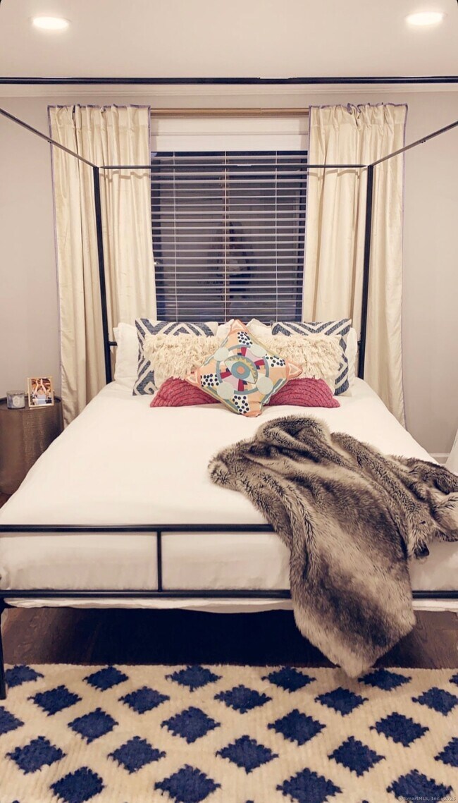 Building Photo - 10 Mead St