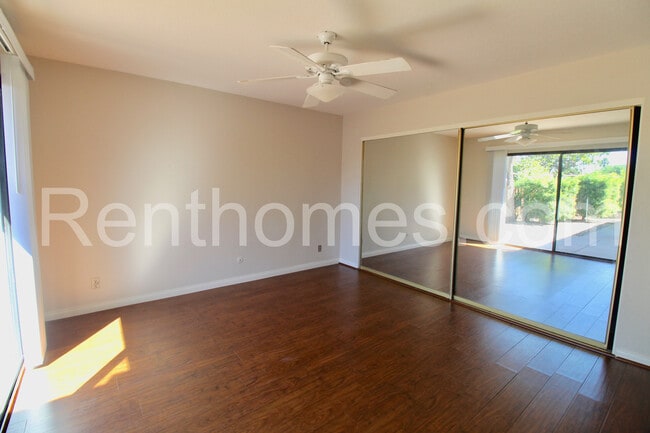 Building Photo - 2822 Mesa Dr