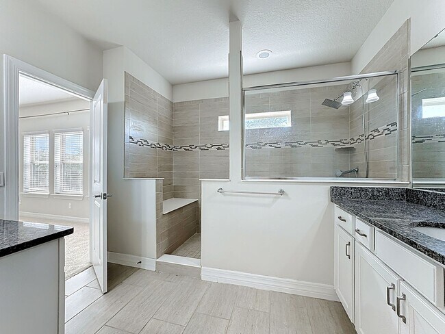 Building Photo - Executive Home with 5 bedrooms / four 1/2 ...