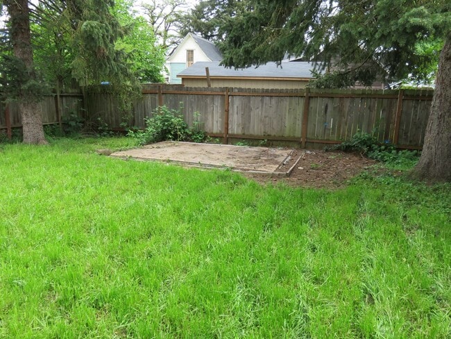 Building Photo - 4 bed 1 bath
