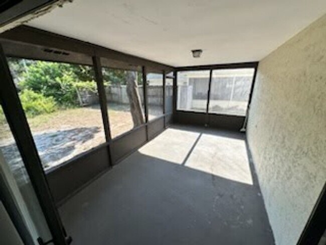 Building Photo - Beautiful home with backyard!