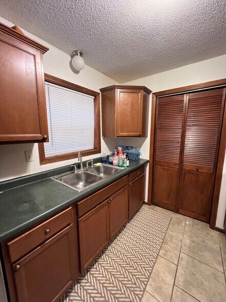 Building Photo - 105 N 5th St