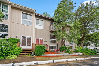 Building Photo - "Charming 4-Bed Townhouse with Granite Tou...