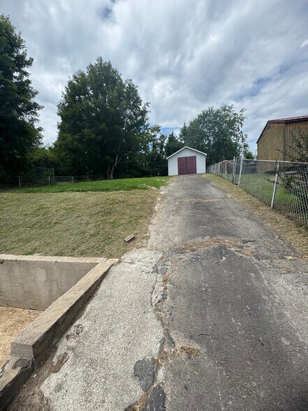 Building Photo - 525 Peach Orchard Dr