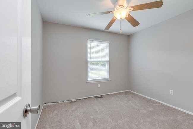 Building Photo - 6204 Red Haven Dr