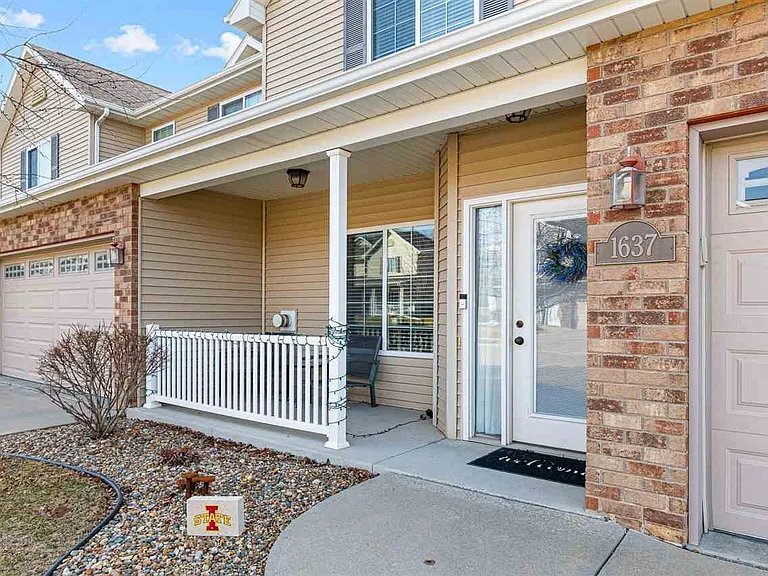 Building Photo - 1635 Burr Dr