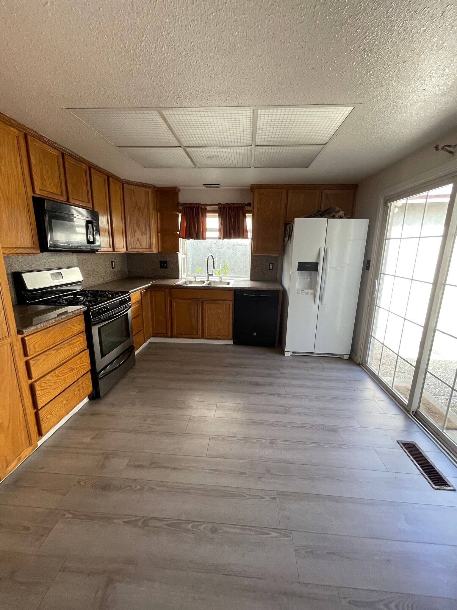 kitchen area - 1271 Parkway Dr