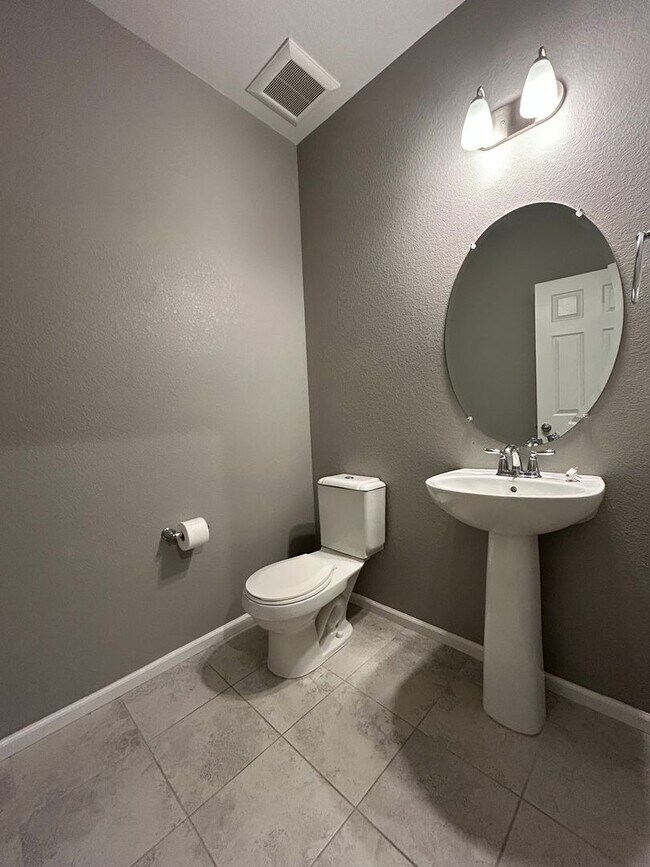 Building Photo - Modern Three Bedroom Townhome Available For Rent in Creekside