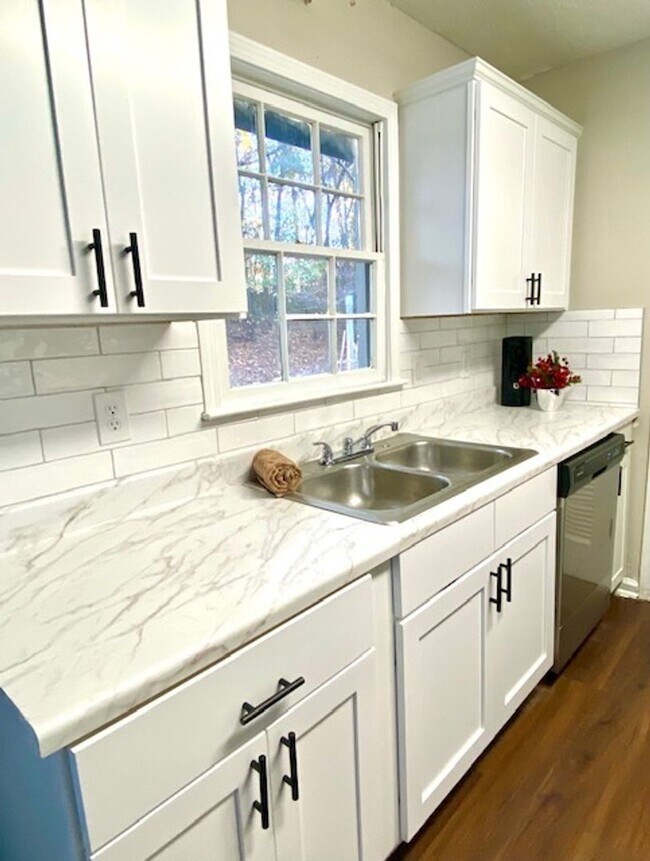 Building Photo - 454 Lexington Dr