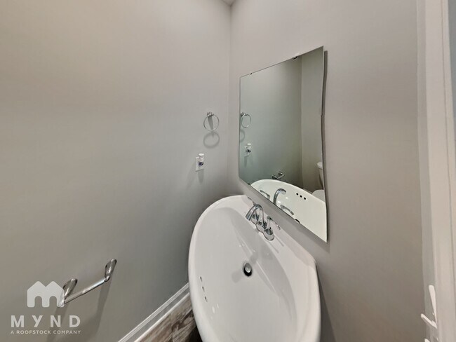 Building Photo - 482 Gray St