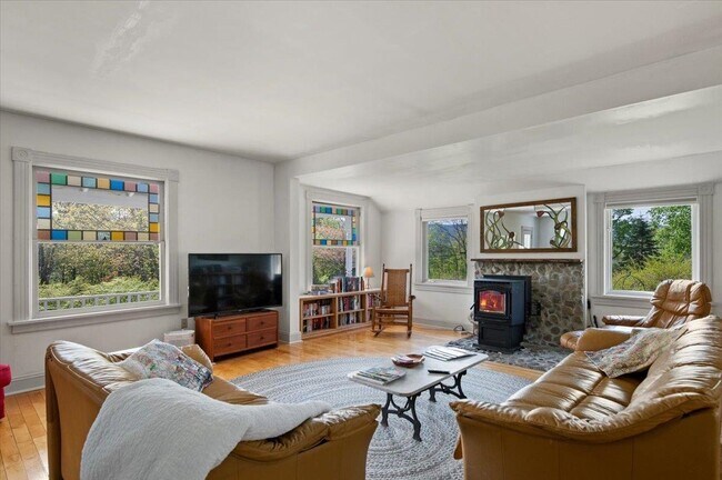 Building Photo - 627 W Rd