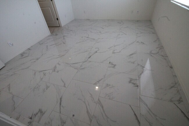 Building Photo - 5523 W Monterey Dr