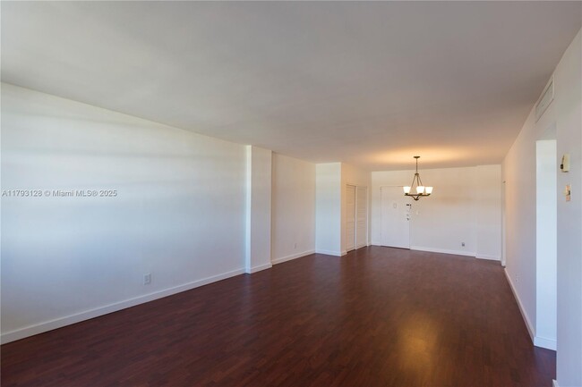 Building Photo - 90 Edgewater Dr