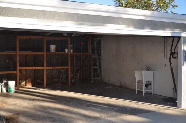 2 car garage with laundry - 4626 W 171st St