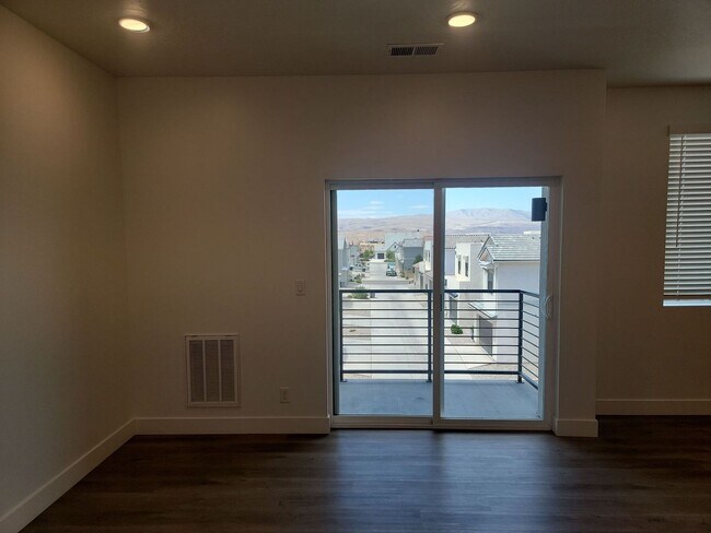 Building Photo - Stylish Desert Color 2 Bedroom Condo. Wash...
