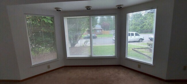 Building Photo - Auburn retro rambler home - 3 bedrooms and...