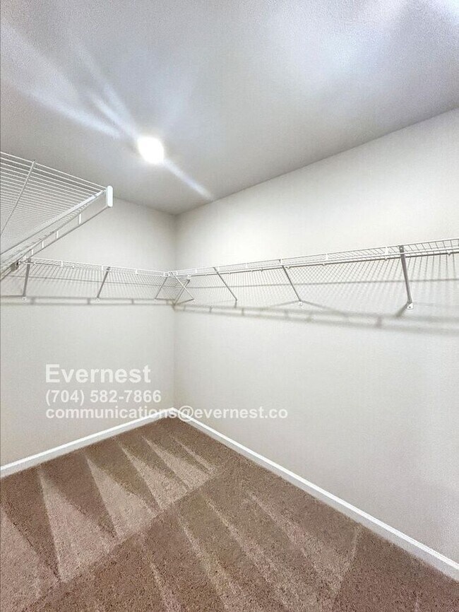 Building Photo - 3 Bed, 2.5 Bath Townhome with Attached Garage and Modern Amenities / voucher accepted / Pet-frien...