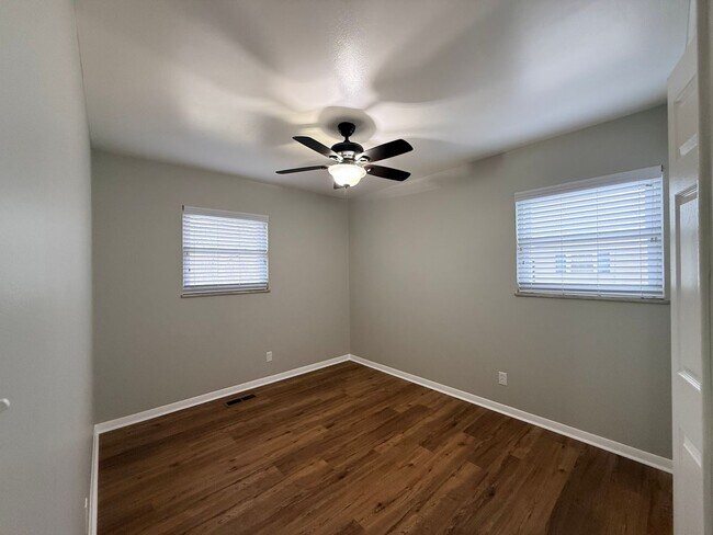 Building Photo - 3 Bedroom / 2 Bath Home for Rent – S Knox - Ideal for students. Lawn care included!