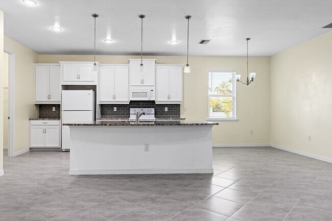 Building Photo - 4006 SW 26th Ct