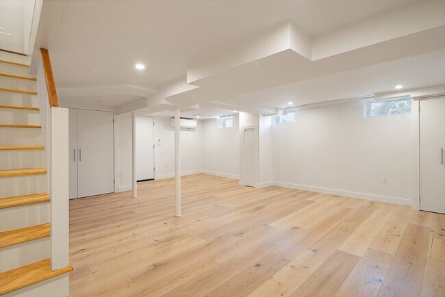 Building Photo - 110 Leonard St