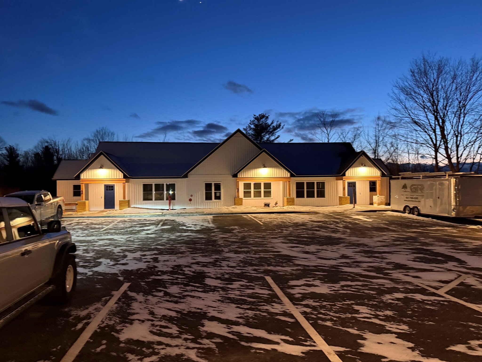 Building Photo - 404 Main St