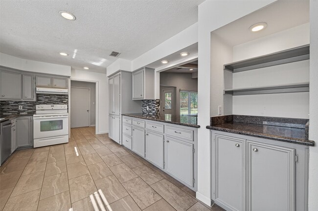 Building Photo - 11811 Beverly Dr