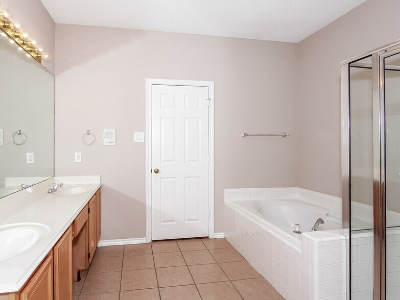 Building Photo - 952 Azalia Dr